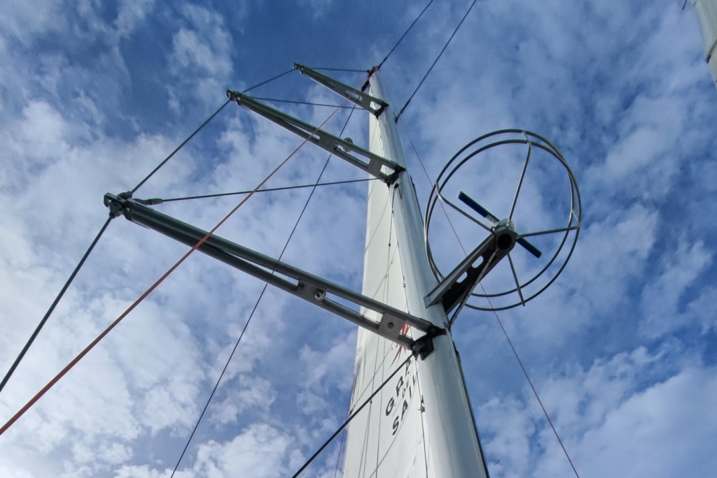 Close-up of the Grain de Sail mast