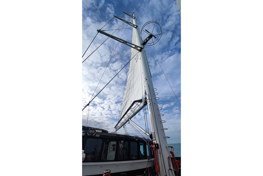 Full view of the Grain de Sail mast