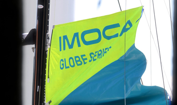Haut d'une voile avec le logo IMOCA