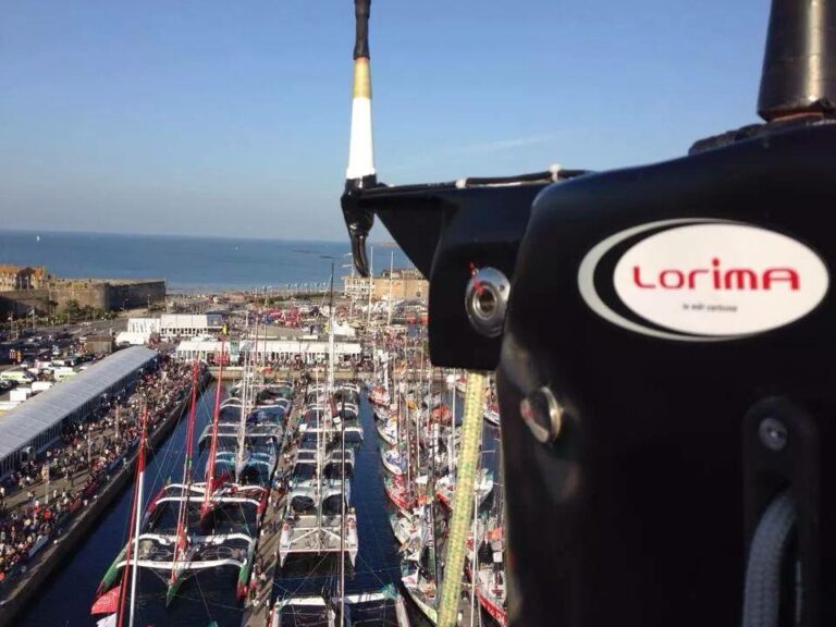 Un appendice Lorima avec une vue sur un port